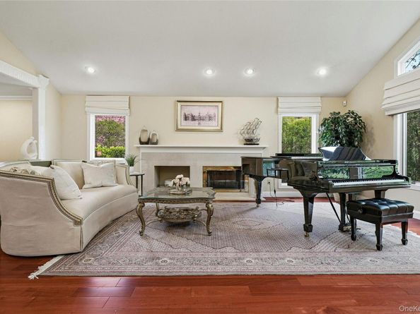18 Aldgate Drive W, Manhasset NY 11030