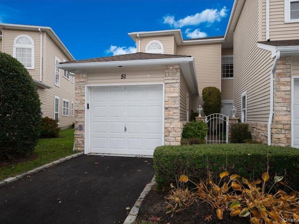 51 Windwatch Dr. Drive 51, Hauppauge NY 11788