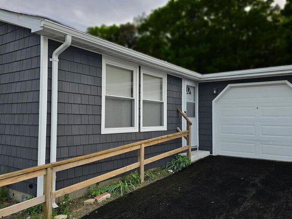 135 Village Circle W, Manorville NY 11949