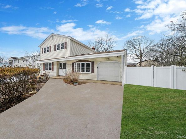 38 Pamlico Avenue, Ronkonkoma NY 11779