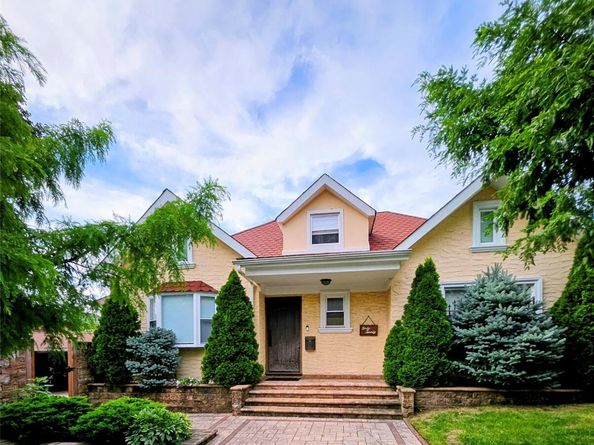 4020 249th St, Little Neck NY 11363