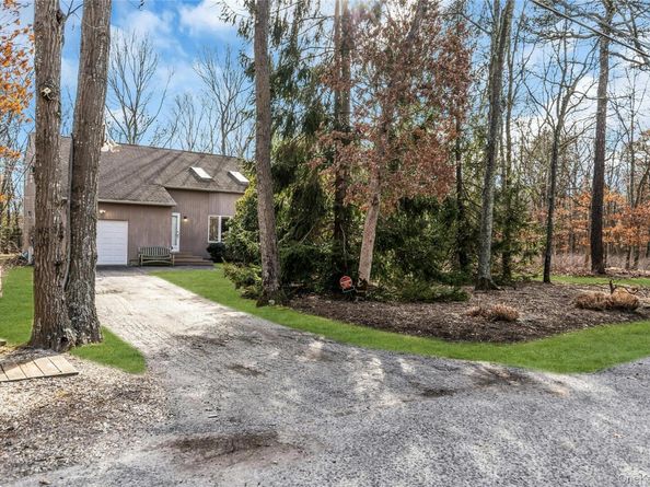 23 Bellows Terrace, Hampton Bays NY 11946