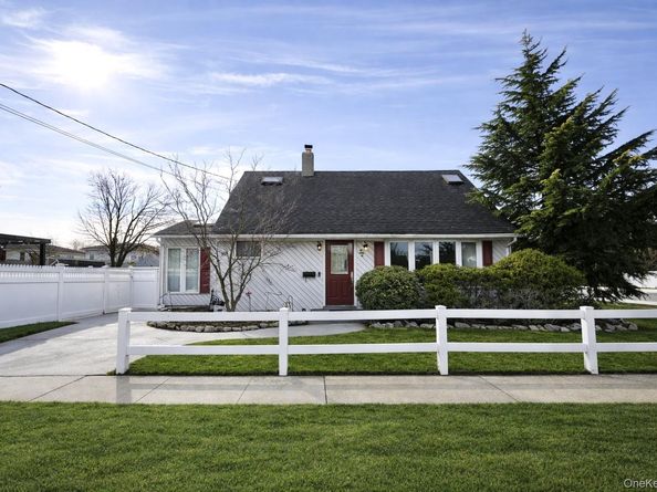 32 Saint Marks Place, Massapequa NY 11758