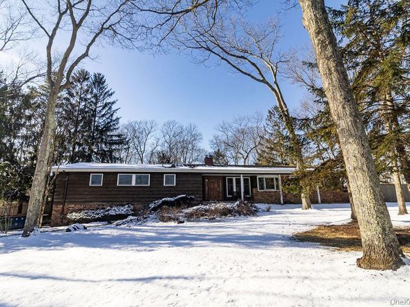 14 Hills Park Lane, Smithtown NY 11787