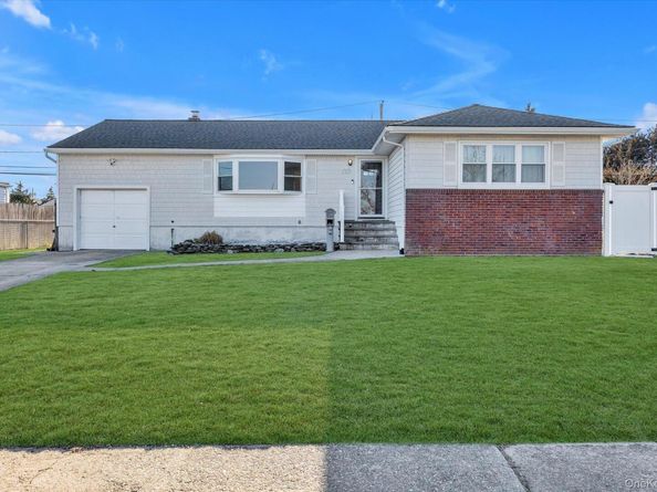 351 Venetian Boulevard, Lindenhurst NY 11757