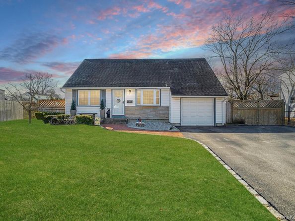 34 W Lakeland Street, Bay Shore NY 11706