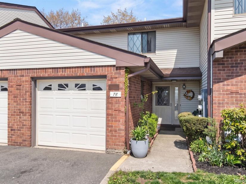 78 Cambridge Drive W, Copiague NY 11726