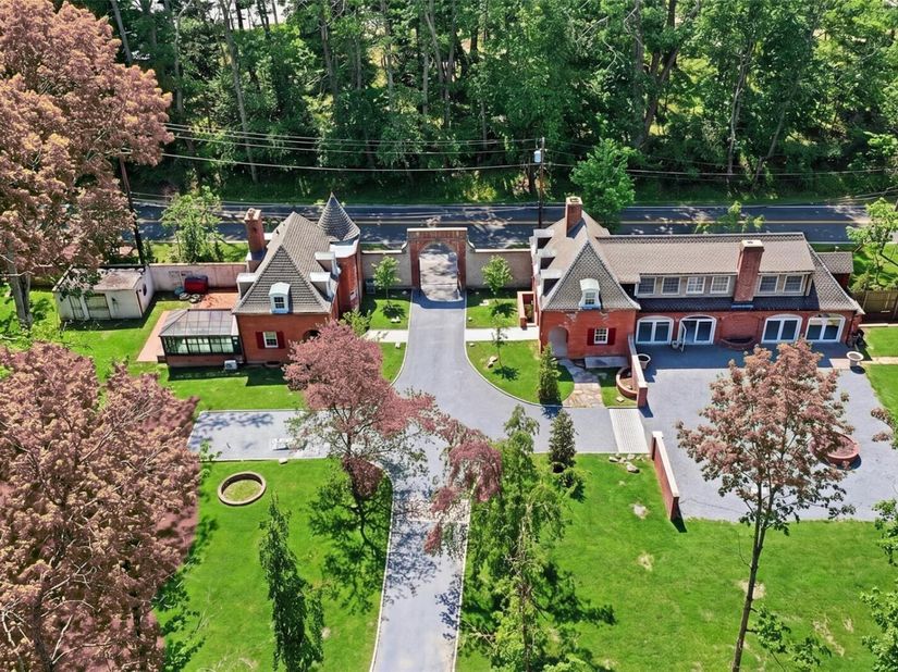 22 Brookville Road, Muttontown NY 11545