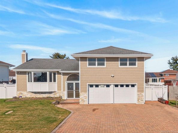 38 S Oaks Boulevard, Plainview NY 11803