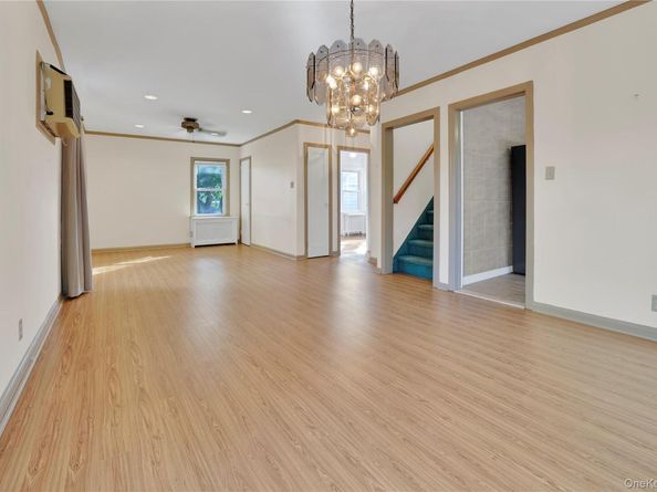 33 Park Circle, New Hyde Park NY 11040