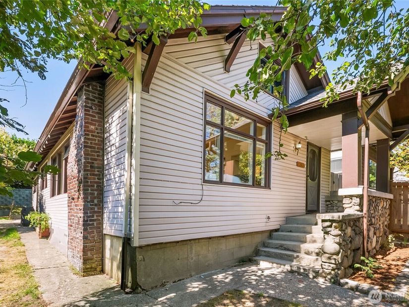 4743 5th Avenue NE, Seattle WA 98105