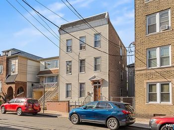 8 Manhattan Avenue