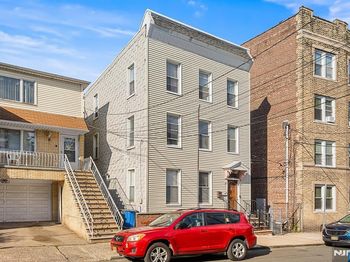 8 Manhattan Avenue