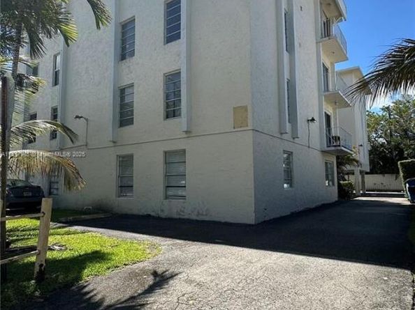 2138 SW 6th St 102, Miami FL 33135