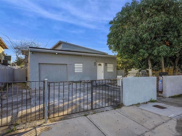 2104 NW 1St Ter, Miami FL 33125