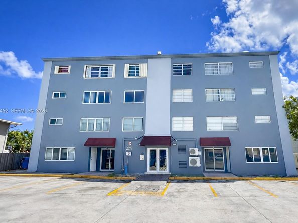 1060 Crystal Lake Dr 401, Deerfield Beach FL 33064