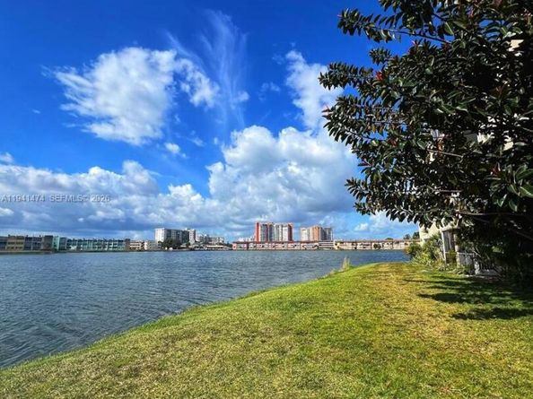 1670 NE 191st St 4033, Miami FL 33179