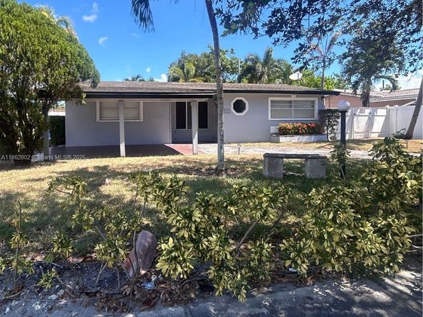 221 NE 24th St, Pompano Beach FL 33064