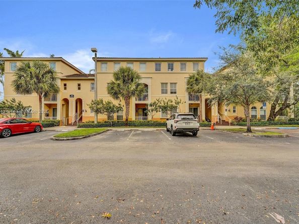 100 Jacaranda Country Club Dr 203, Plantation FL 33324