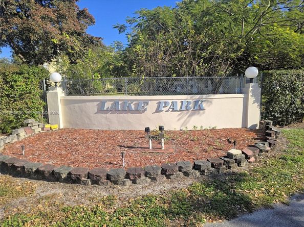 940 NE 199th St 114, Miami FL 33179