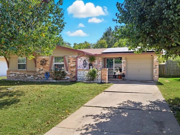 2604  Burning Tree Lane , Irving Texas 75062