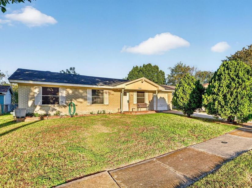 707  Edgeglen Drive , Dallas Texas 75217