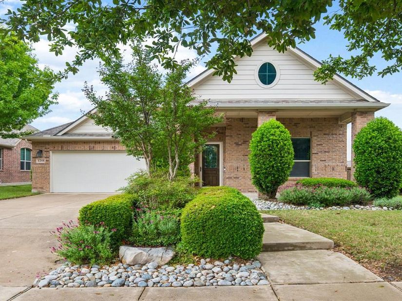 1208  Isabella Lane , Savannah Texas 76227