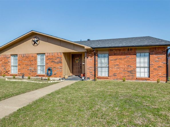 2110  Burrows Trail , Grand Prairie Texas 75052