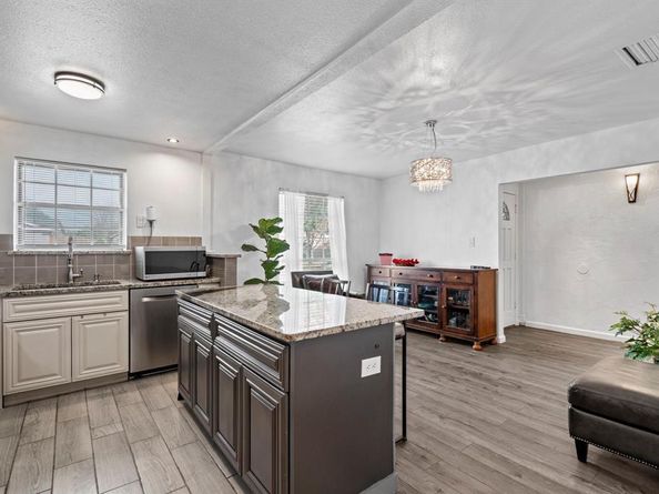 2706  Meadow Bluff Lane , Dallas Texas 75237