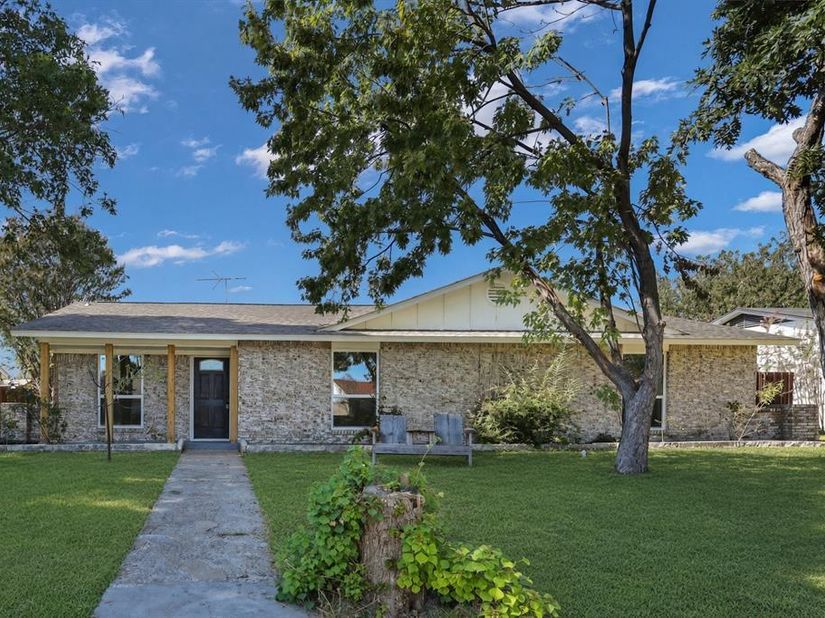 513  Colonial Drive , Garland Texas 75043