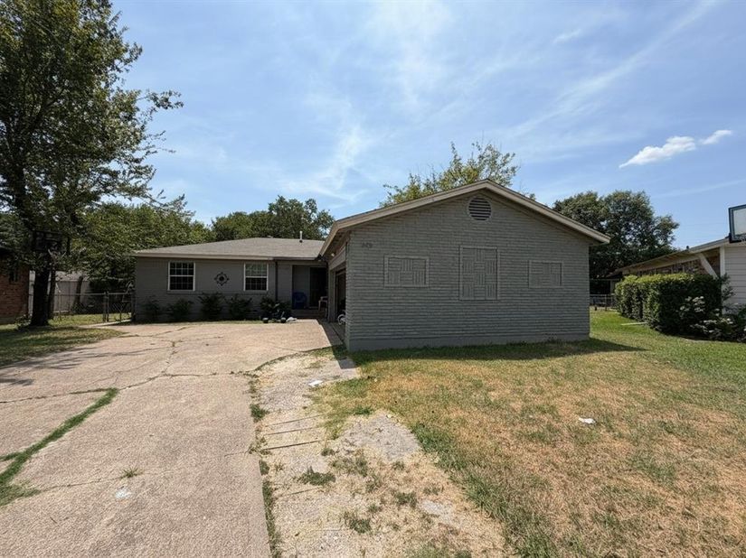 345  Old Mill Court , Dallas Texas 75217