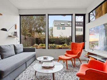 909 W Johanna ST