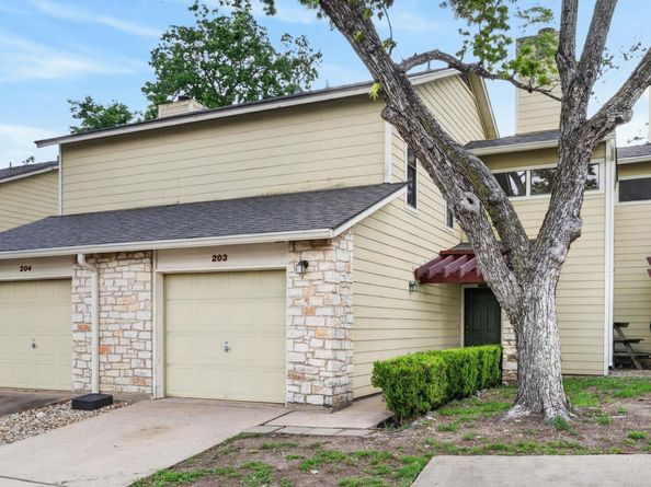 512 Eberhart LN 203, Austin TX 78745