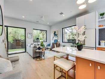 107 W Johanna ST