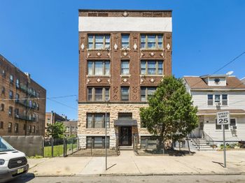 81 Romaine Ave