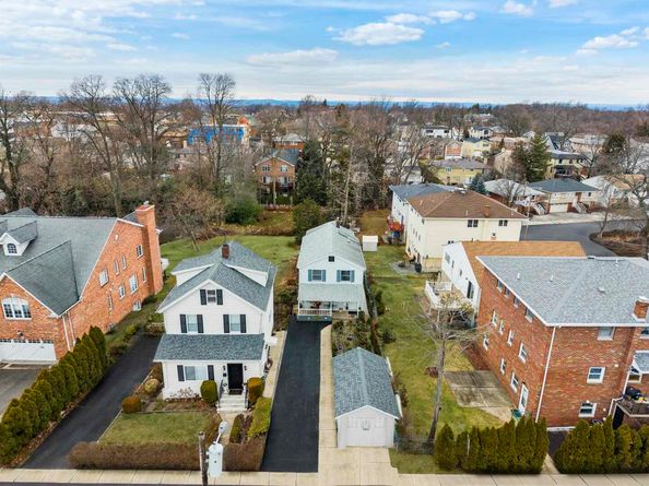 2455 3rd St, Fort Lee NJ 07024-4068