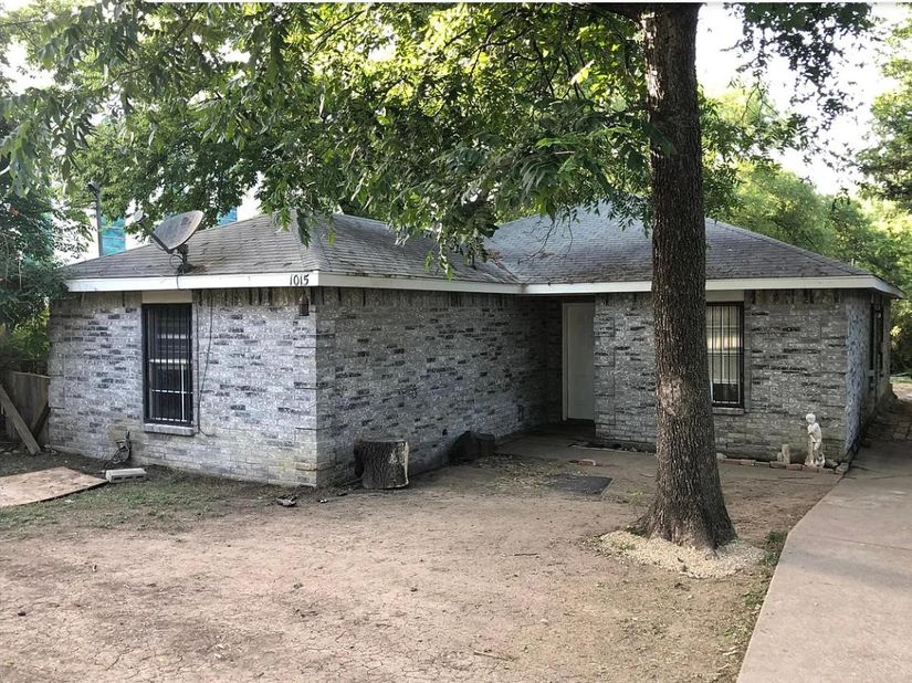 1015 W Clarendon Drive, Dallas TX 75208