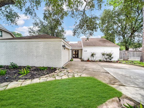 2303 Willow Lake Drive, Houston TX 77077