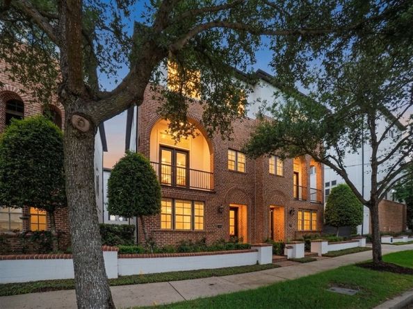 2810 Capitol Street, Houston TX 77003