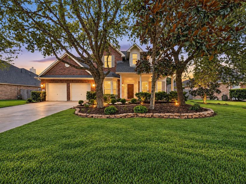 127 N HAWTHORNE HOLLOW Circle, The Woodlands TX 77384