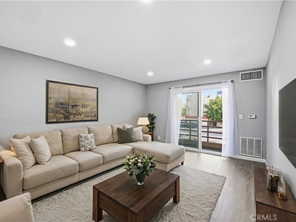 6815 Remmet 215, Canoga Park CA 91303