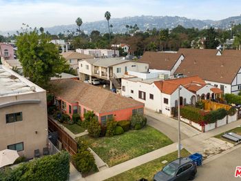 833 N Poinsettia Place