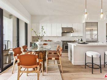 3218 S Barrington Avenue