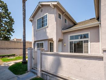 820 W Compton