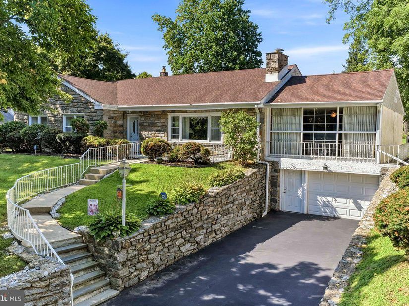 320 E Knowles Avenue, Glenolden PA 19036