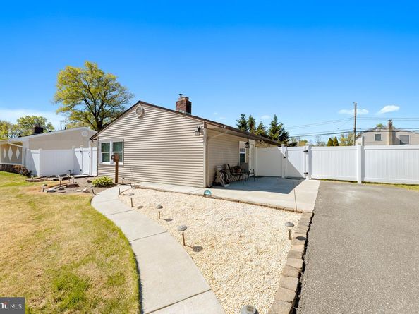 11 Midwood, Levittown PA 19054