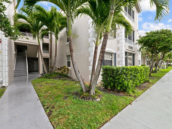 2861 N Oakland Forest Drive 202, Oakland Park FL 33309