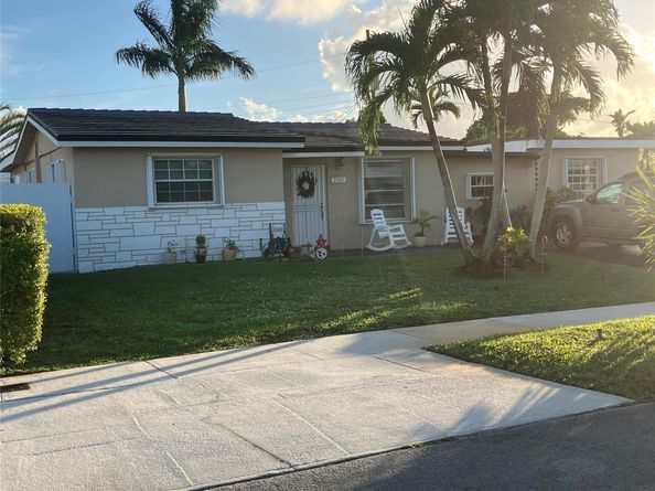 7960 NW 174th St, Hialeah FL 33015