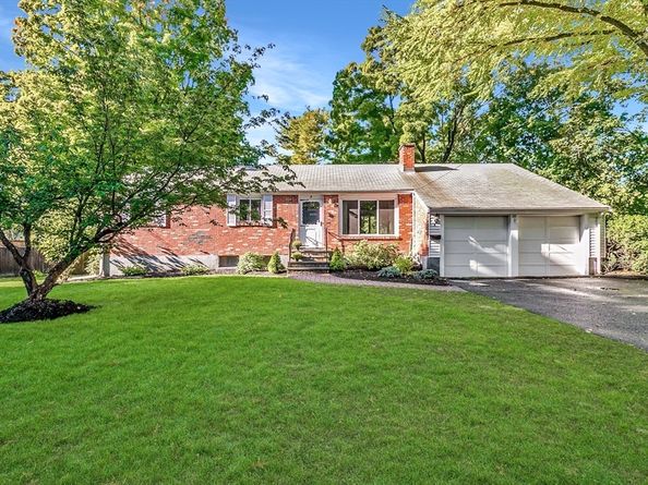 8 Waveney Rd, Framingham MA 01701