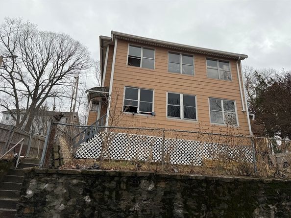 4 Maxwell Ct, Worcester MA 01607